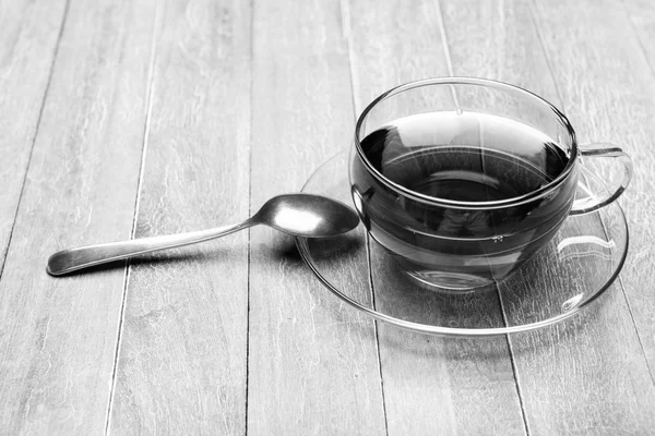 Thé fraîchement infusé dans une tasse en verre — Photo