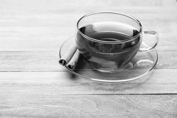 Свежезаваренный чай в стеклянной чашке — стоковое фото