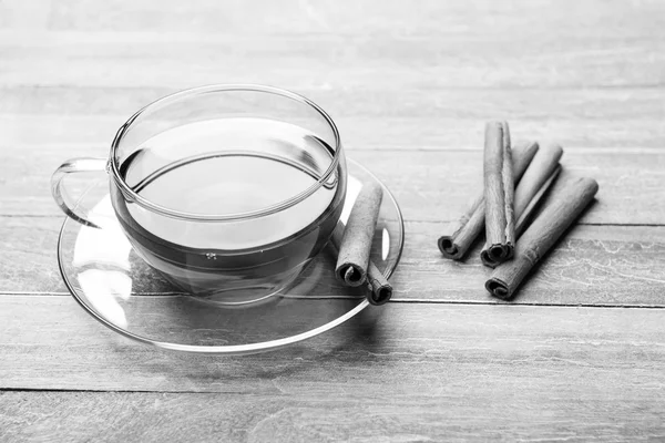 Thé fraîchement infusé dans une tasse en verre — Photo