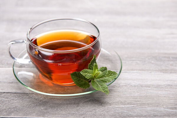 свежезаваренный чай в стеклянной чашке
