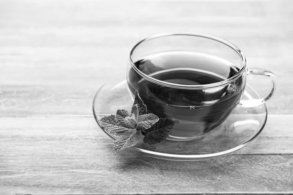 Té recién hecho en taza de vidrio — Foto de Stock