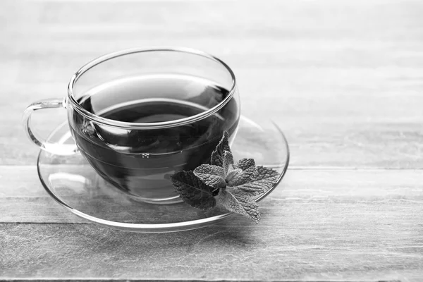 Té recién hecho en taza de vidrio — Foto de Stock