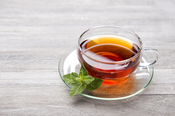 свежезаваренный чай в стеклянной чашке
