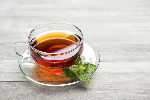 Свежезаваренный чай в стеклянной чашке — стоковое фото