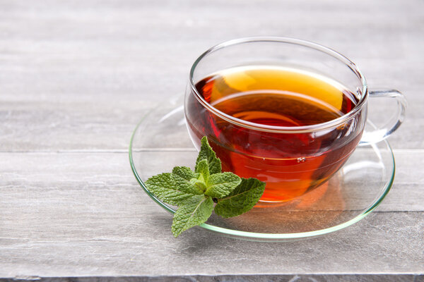 свежезаваренный чай в стеклянной чашке
