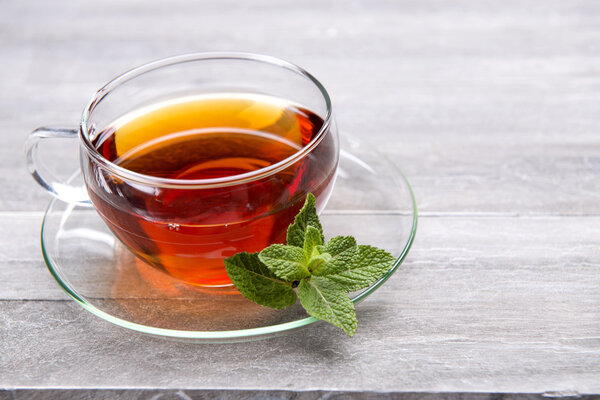 свежезаваренный чай в стеклянной чашке
