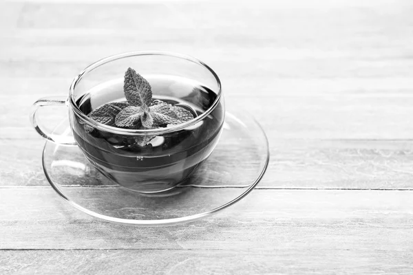 Frisch gebrühter Tee im Glasbecher — Stockfoto