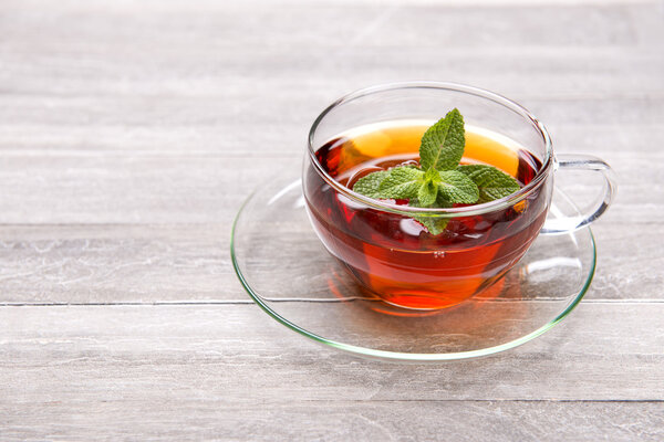 свежезаваренный чай в стеклянной чашке
