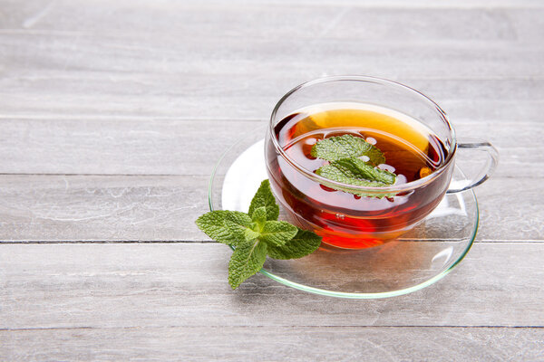 свежезаваренный чай в стеклянной чашке
