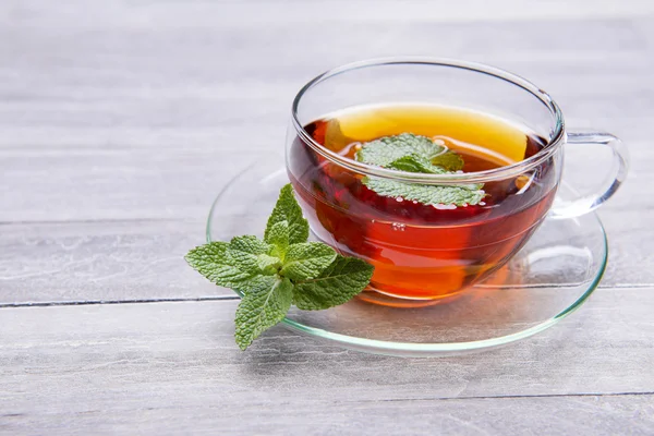 Té recién hecho en taza de vidrio — Foto de Stock