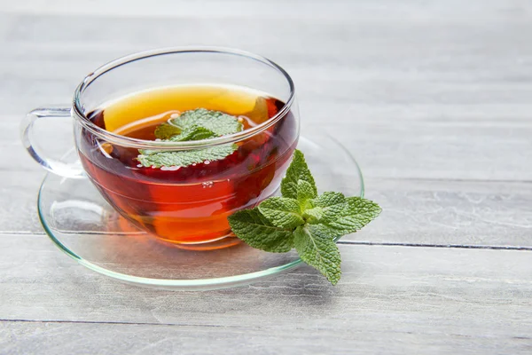 Té recién hecho en taza de vidrio — Foto de Stock