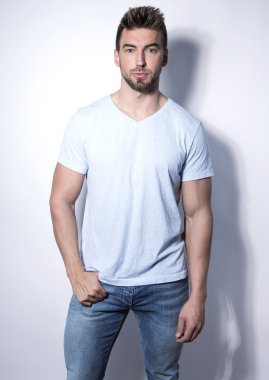 yakışıklı genç ve formda adam