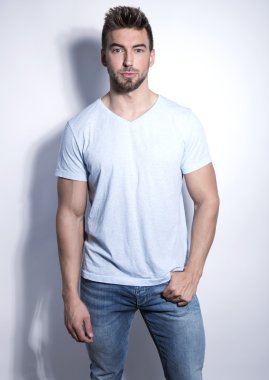 yakışıklı genç ve formda adam