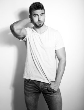 yakışıklı genç ve formda adam