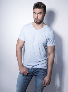 yakışıklı genç ve formda adam