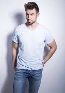 yakışıklı genç ve formda adam