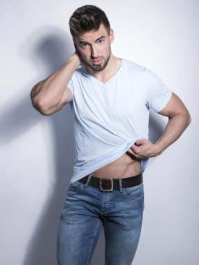 yakışıklı genç ve formda adam