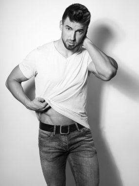 yakışıklı genç ve formda adam