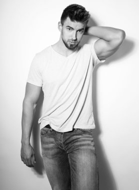 yakışıklı genç ve formda adam