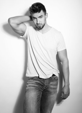 yakışıklı genç ve formda adam