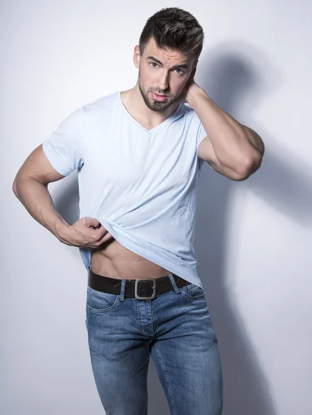 Guapo joven y en forma hombre — Foto de Stock