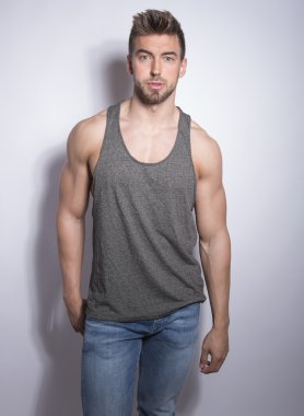 yakışıklı genç ve formda adam