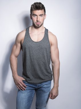 yakışıklı genç ve formda adam