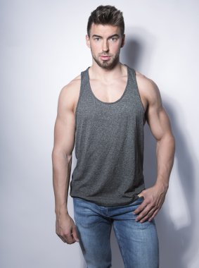 yakışıklı genç ve formda adam