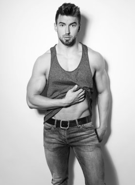 yakışıklı genç ve formda adam