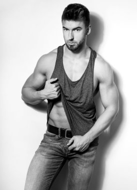 yakışıklı genç ve formda adam