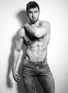 yakışıklı genç ve zinde vücut geliştirmeci