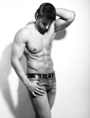 yakışıklı genç ve zinde vücut geliştirmeci