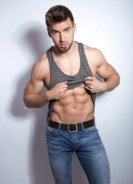 Guapo joven y en forma hombre — Foto de Stock