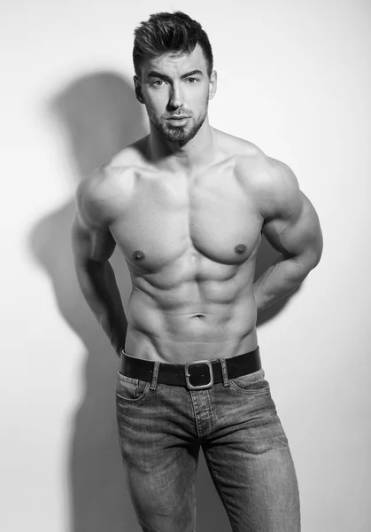 Bello giovane e in forma bodybuilder — Foto Stock