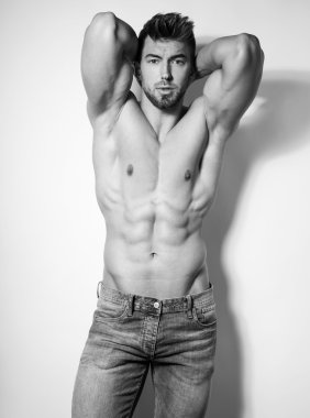yakışıklı genç ve zinde vücut geliştirmeci