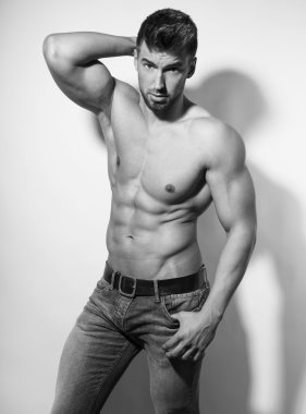 yakışıklı genç ve zinde vücut geliştirmeci