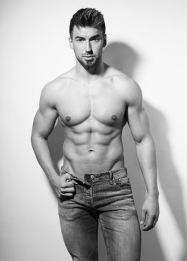 yakışıklı genç vücut geliştirmeci üstsüz poz