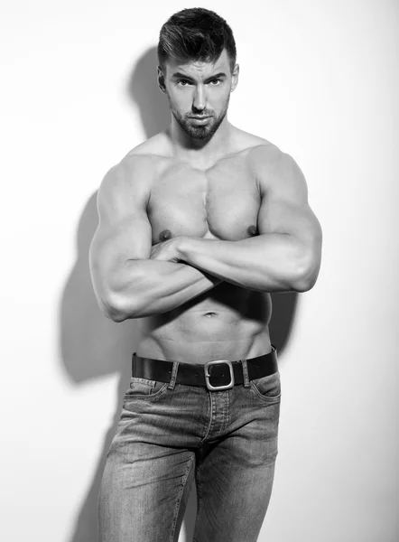 Handsome young bodybuilder posing shirtless — Stock Photo, Image