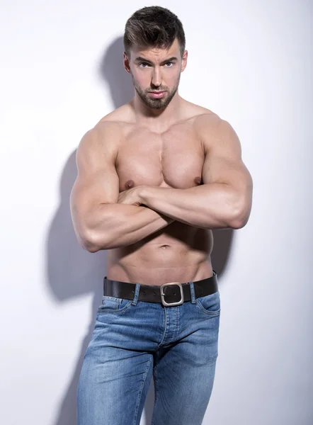 Schöner junger Bodybuilder posiert hemdlos — Stockfoto