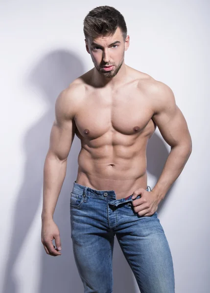 Handsome young bodybuilder posing shirtless — Stock Photo, Image