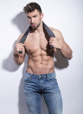 yakışıklı genç ve formda adam gri arka plan üzerinde