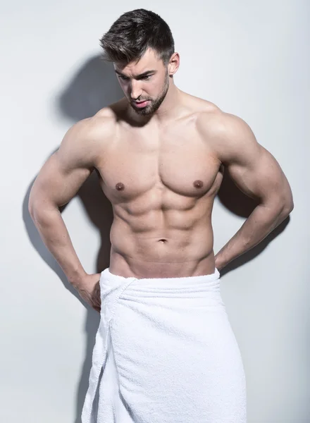 Guapo joven y en forma hombre — Foto de Stock