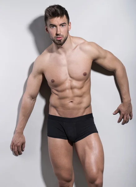 Stilig ung bodybuilder poserar bar överkropp — Stockfoto