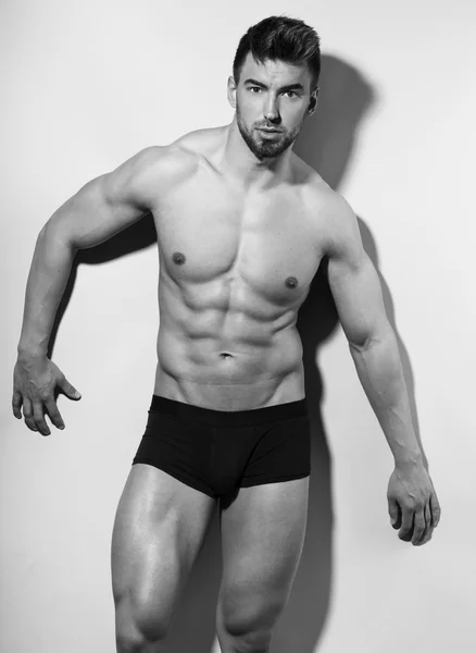 Knappe jonge bodybuilder poseren shirtless — Stockfoto