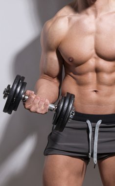 yakışıklı genç vücut geliştirmeci üstsüz poz