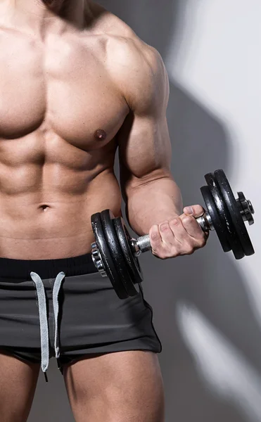 Apuesto joven culturista posando sin camisa — Foto de Stock