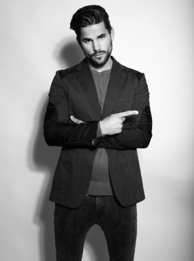 Yakışıklı genç iş adamı.