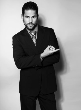 Yakışıklı genç iş adamı.