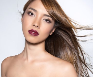 uzun saçlı güzel genç Asyalı kadın