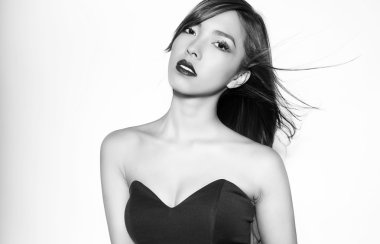 uzun saçlı güzel genç Asyalı kadın